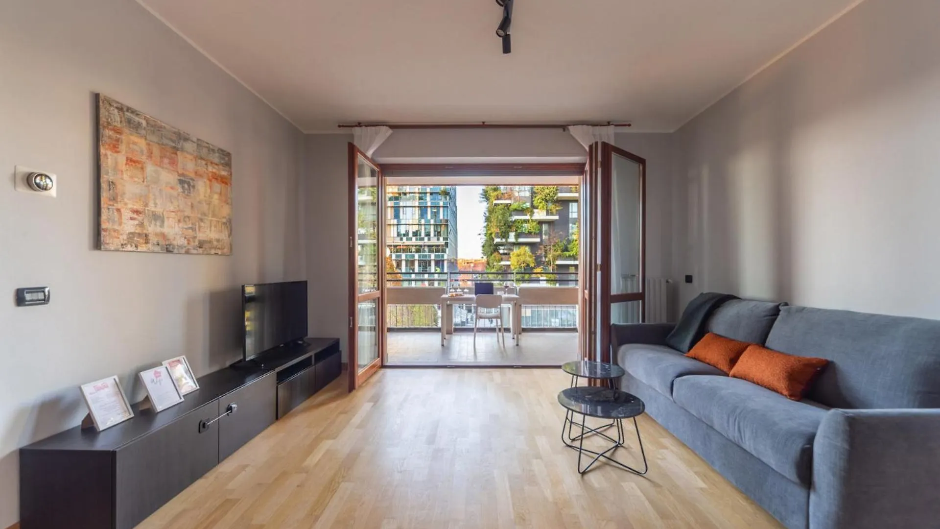 Apartment Modern Oasis Opposite Bosco Verticale Milan Italy