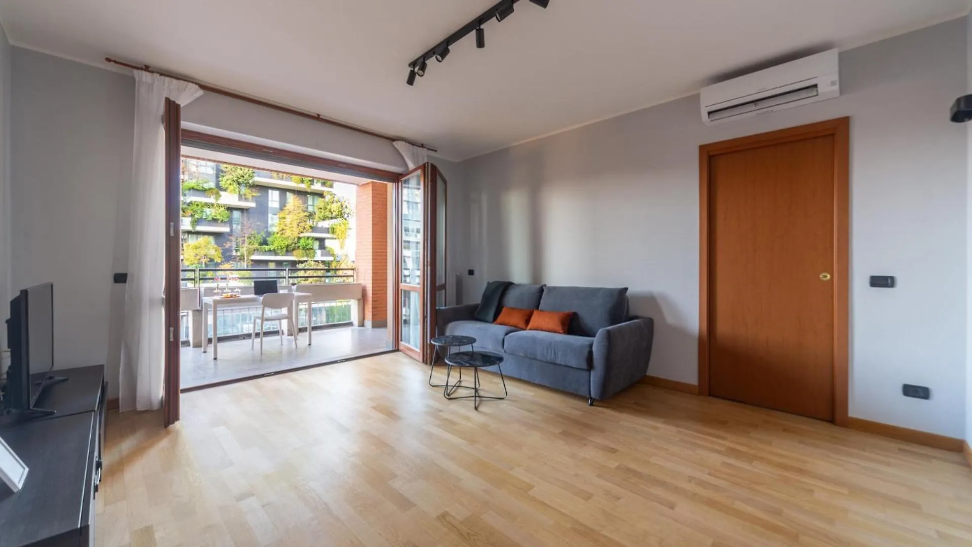 Apartment Modern Oasis Opposite Bosco Verticale Milan Italy